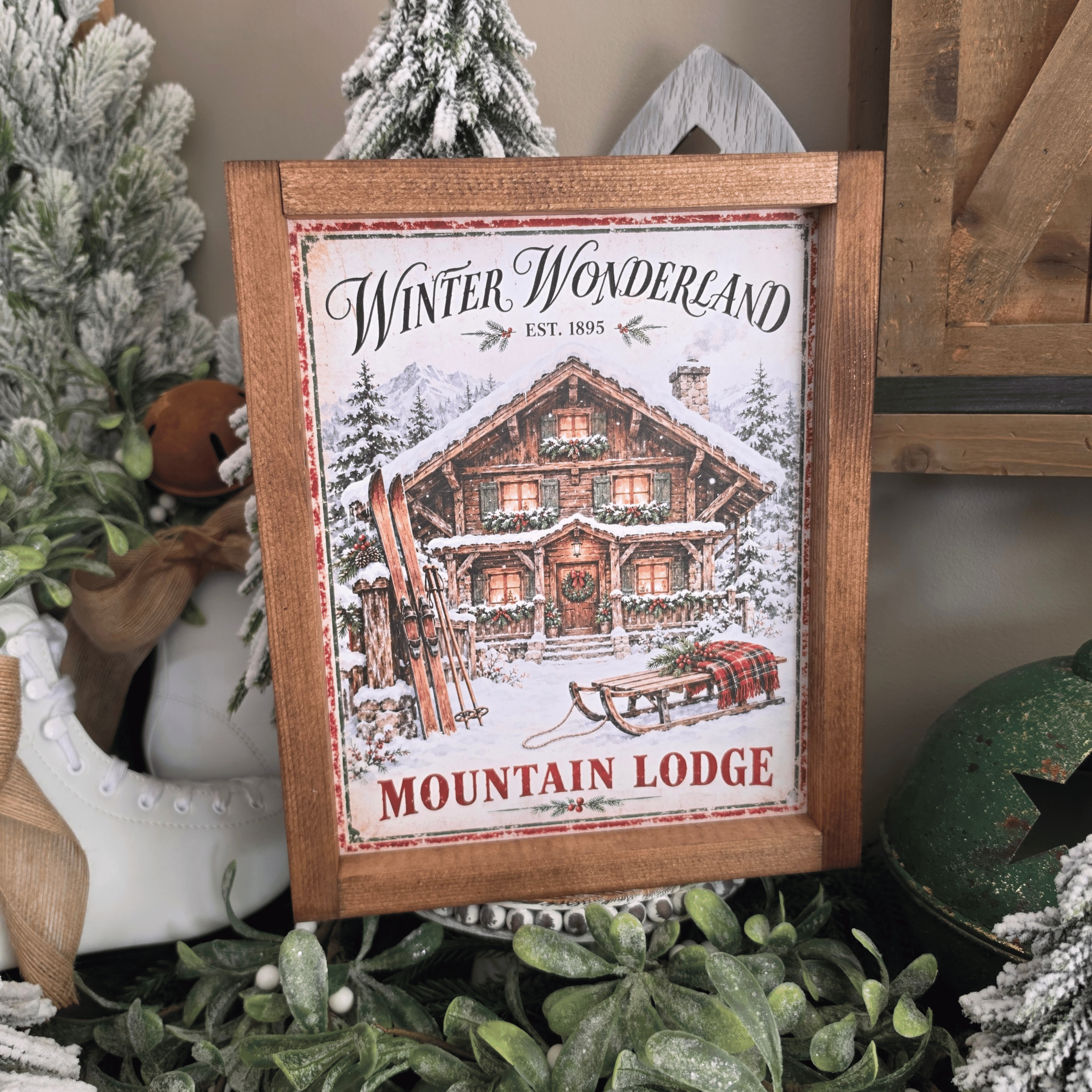 Cadre farmhouse Winter Wonderland avec chalet enneigé, skis et luge
