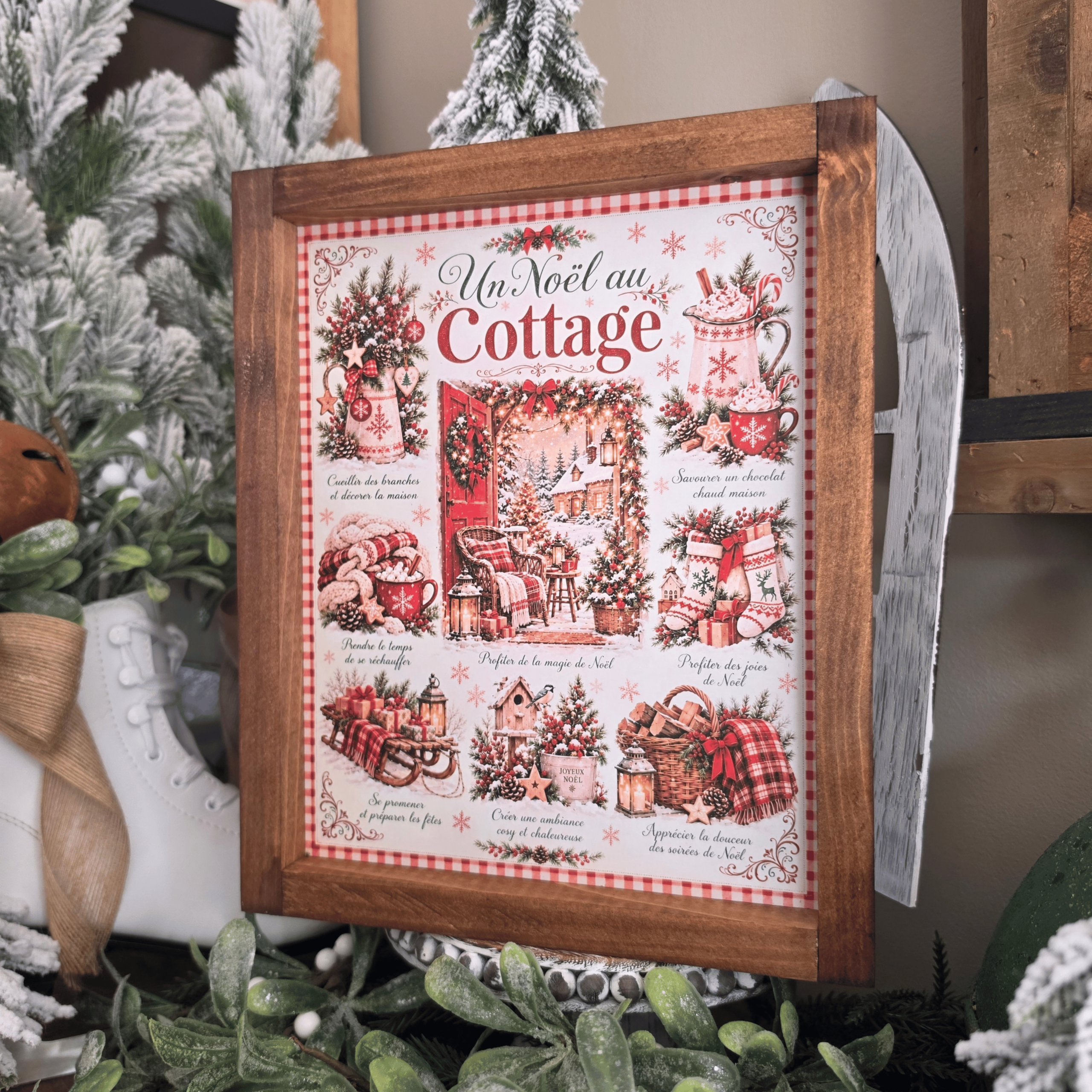 Cadre farmhouse Un Noël au Cottage avec sapins, chocolat chaud et cadeaux