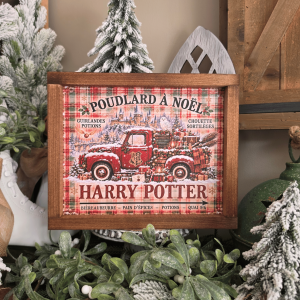 Cadre Poudlard à Noël avec pick-up rouge, château enneigé et chouette
