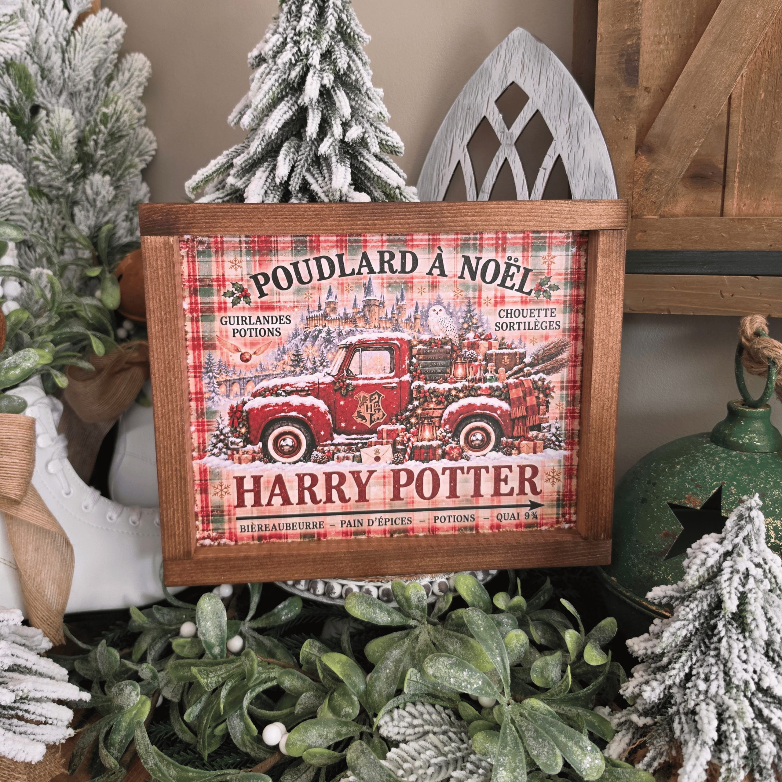 Cadre Poudlard à Noël avec pick-up rouge, château enneigé et chouette