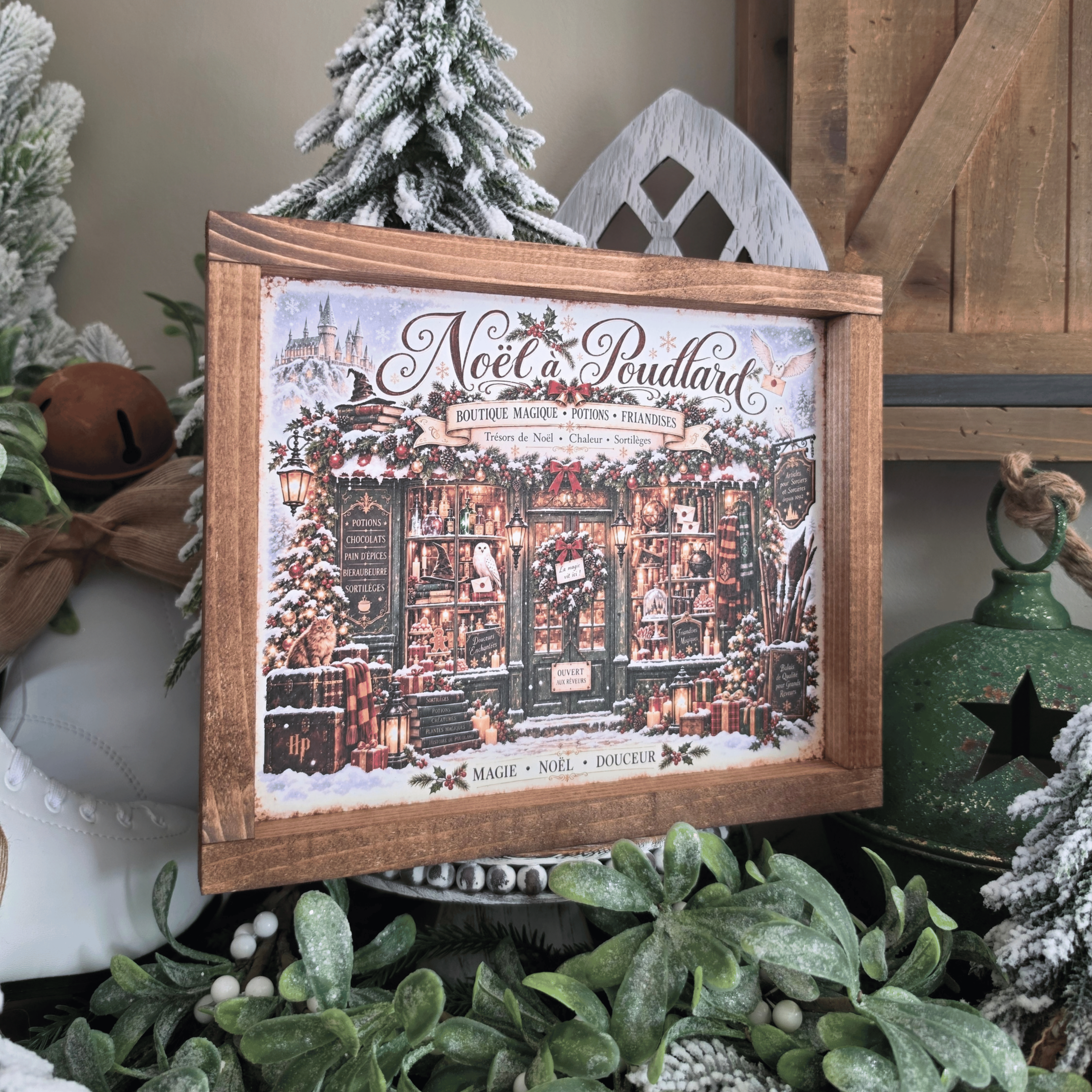 Cadre Poudlard à Noël avec boutique magique, chouettes et cadeaux