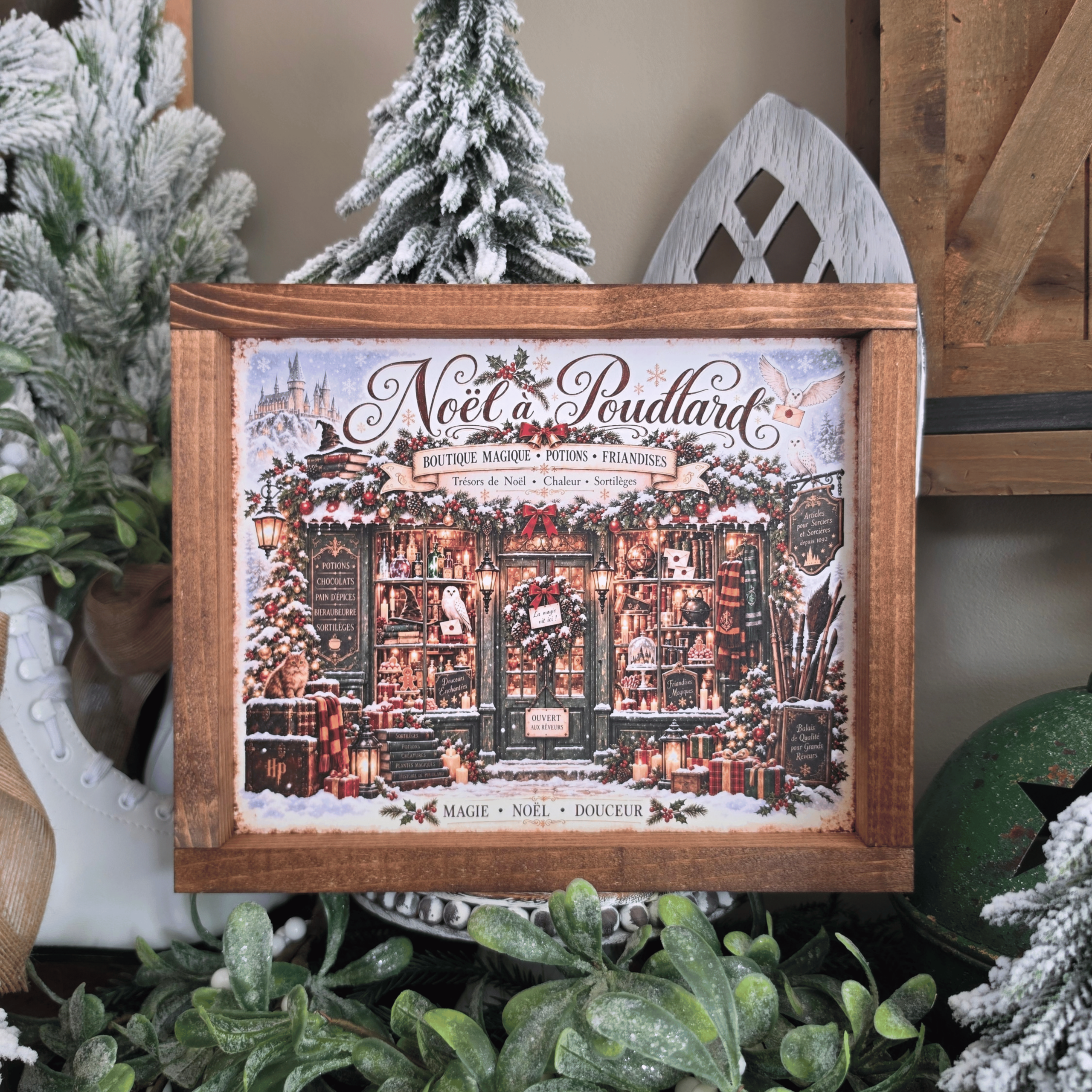 Cadre Poudlard à Noël avec boutique magique, chouettes et cadeaux