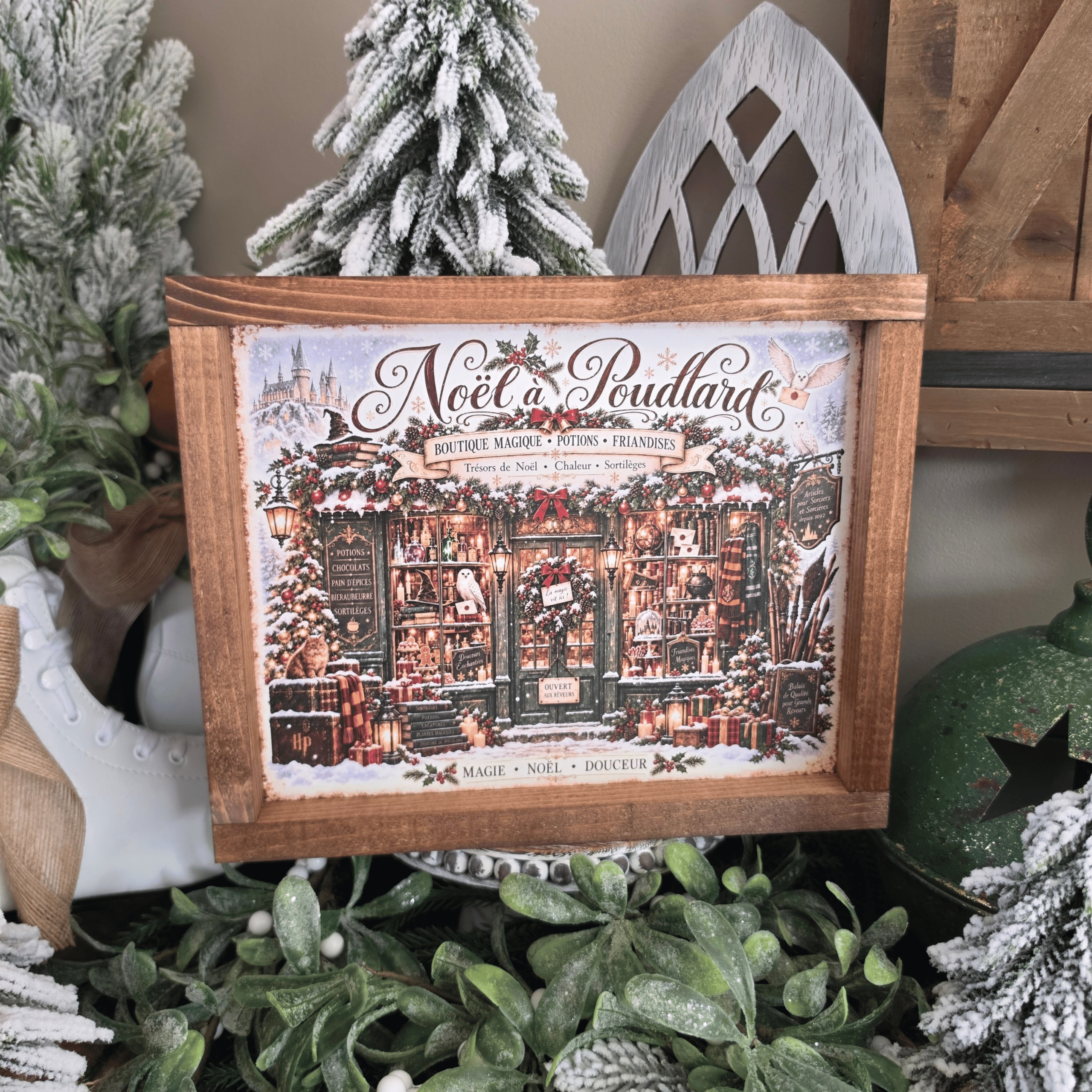 Cadre Poudlard à Noël avec boutique magique, chouettes et cadeaux