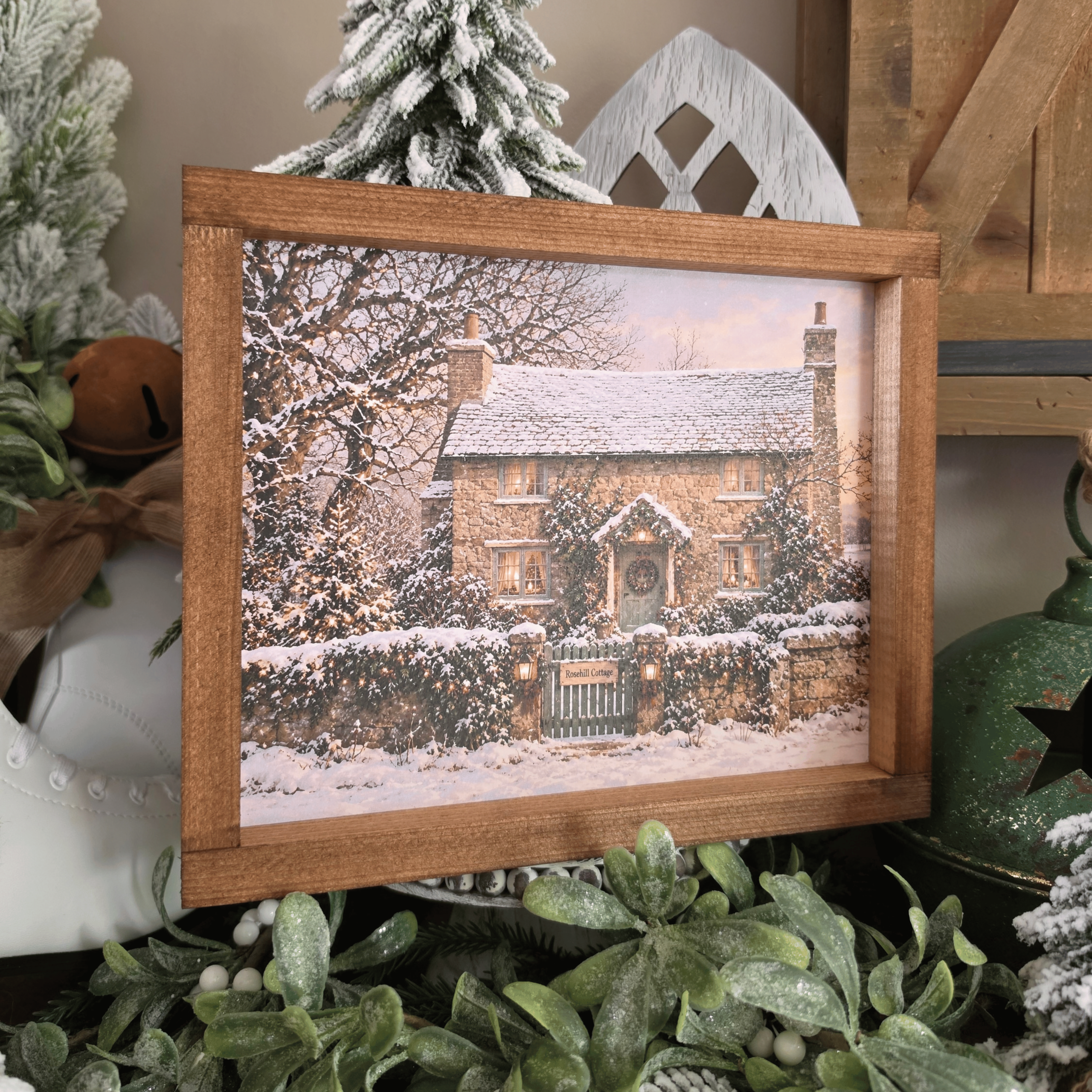 Cadre Rosehill Cottage avec maison en pierre et jardin enneigé