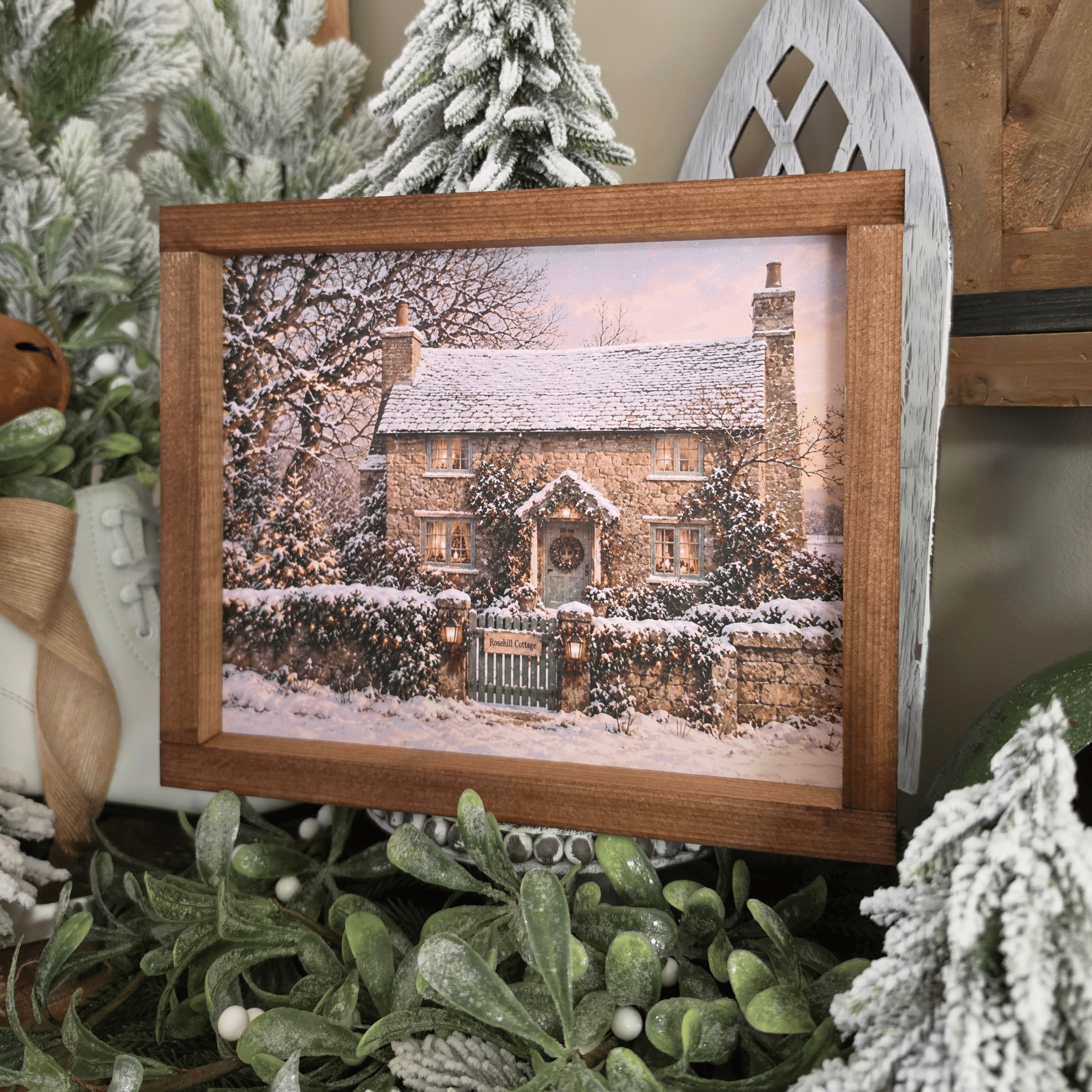 Cadre Rosehill Cottage avec maison en pierre et jardin enneigé