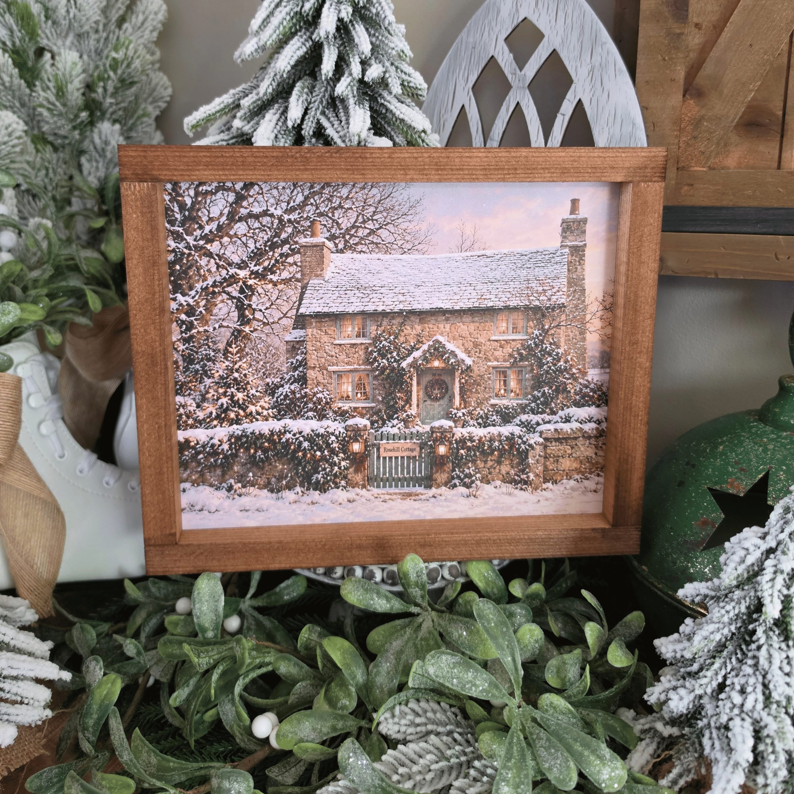 Cadre Rosehill Cottage avec maison en pierre et jardin enneigé