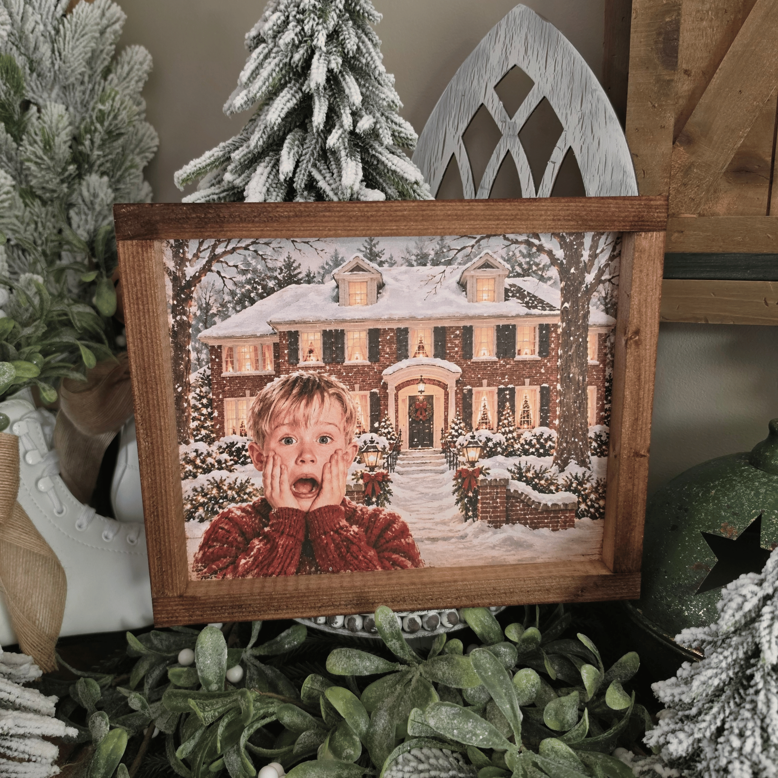 Cadre Noël avec maison enneigée et enfant surpris